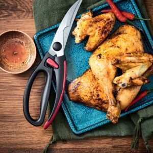 wildschaar met kip en rode peper op blauw bord